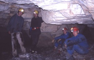 Christian Wirkner博士、Stefan Richter教授和南非洞穴学协会的同事在桌山上寻找鳞翅目链球菌。