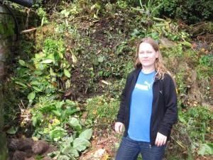 这项研究的首席科学家卡罗拉·彼得森博士站在一个巨大的堆肥堆前——这是秀丽隐杆线虫的收集地点之一