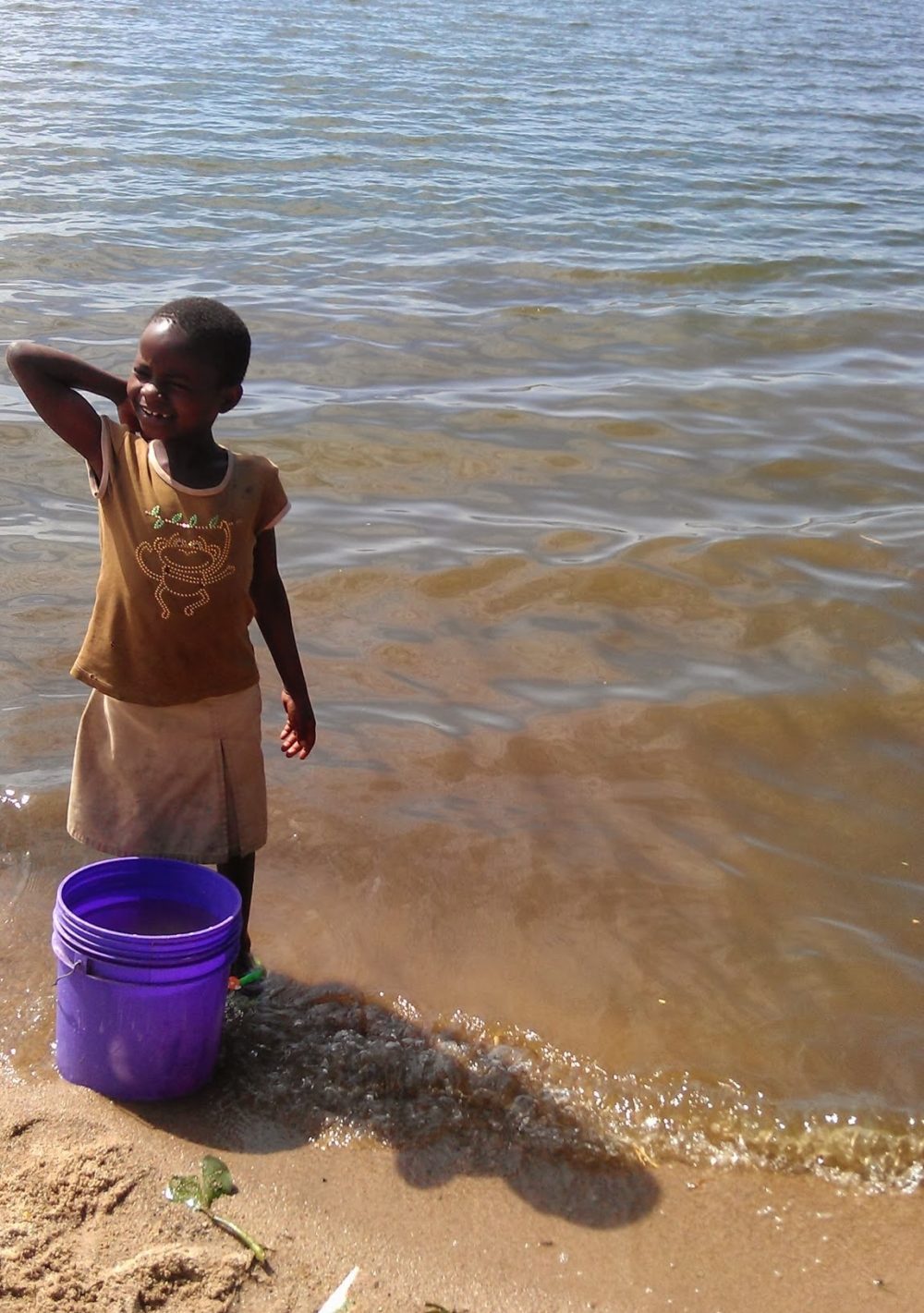 小女孩从开放水源取水——获得安全饮用水对预防疾病至关重要。版权Anouk Gouvras