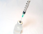用疫苗瓶的针头注射器。信用NIH