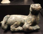 Tiger_from_a_ding_cover、_Shang_dynasty _Anyang_period、_1200s_to_c._1050_BC _bronze_ -_Ostasiatiska_museet, _Stockholm_ -_DSC09671