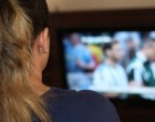 研究在沙发上吗?如何看电视could impact school grades
