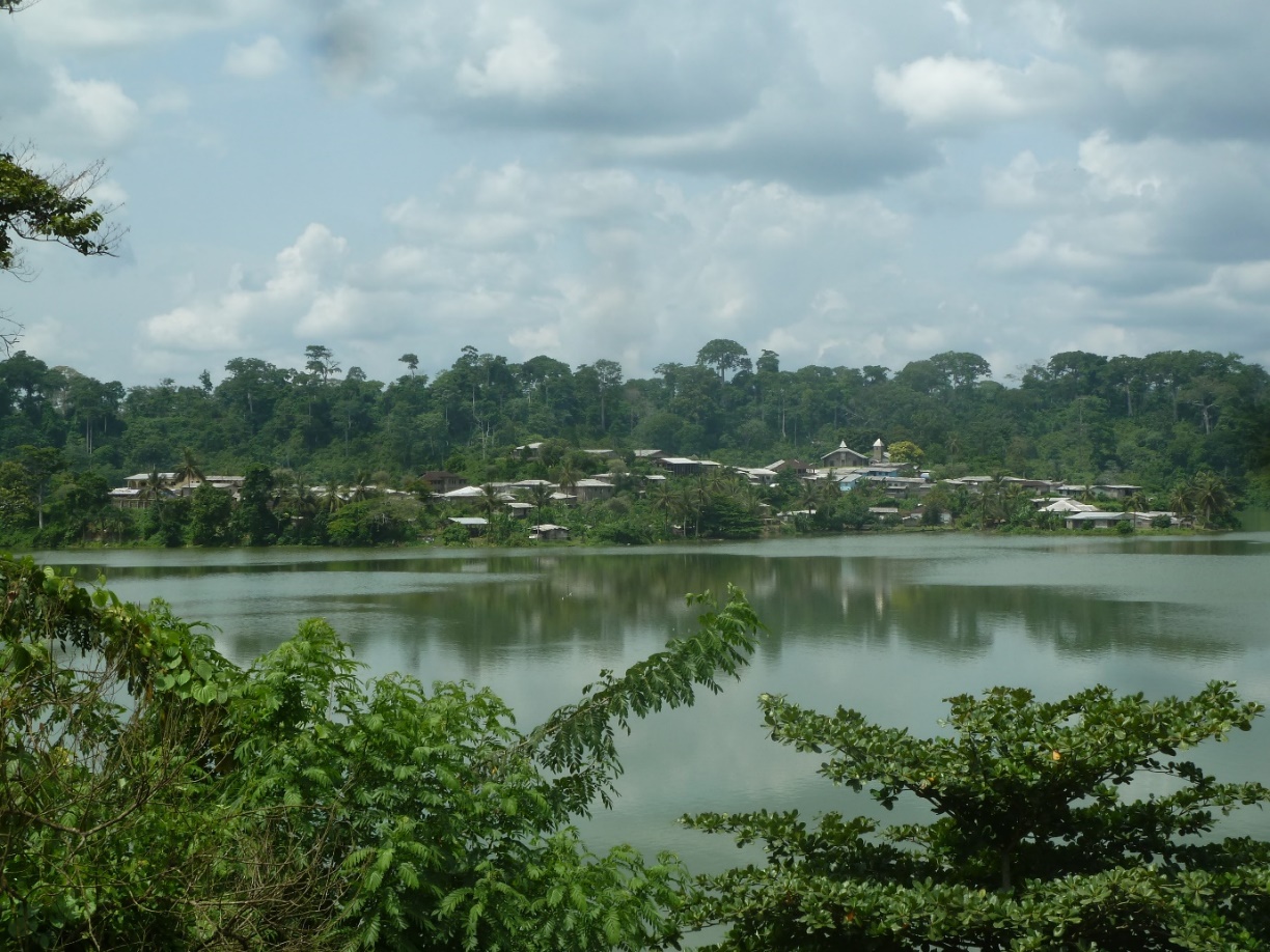 中央岛的景色，其在Barombi Kotto湖中的相关村庄