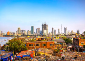 孟买的城市景观，前景是非正式的定居点，后面是摩天大楼