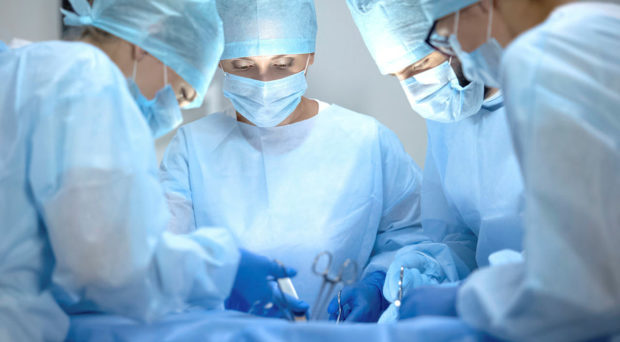 手术团队在一家现代化医院进行手术