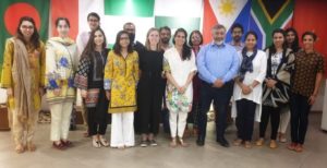 Sana Sajun和Vicky Burn与巴基斯坦研究团队一起进行了全球和零件研究访问，2019年。