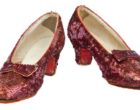 红宝石拖鞋 - 白色背景-620×342