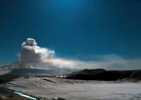 日本的麻生山在夜间爆发